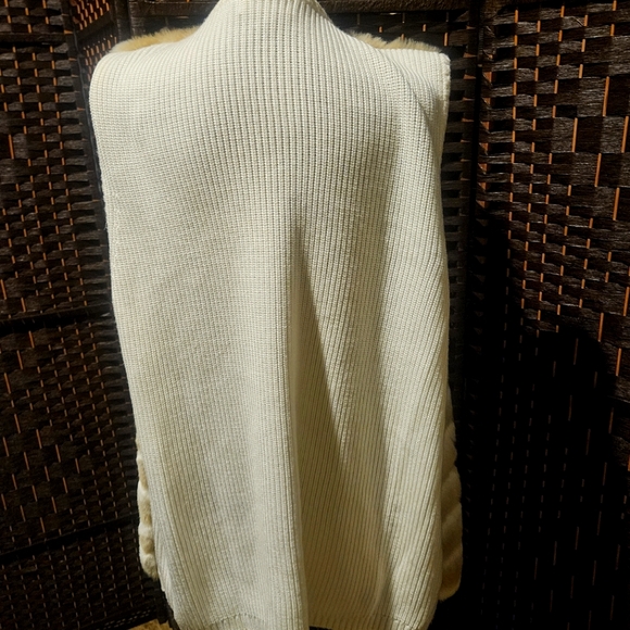 Calvin Klein Faux Fur vest - Picture 2 of 4